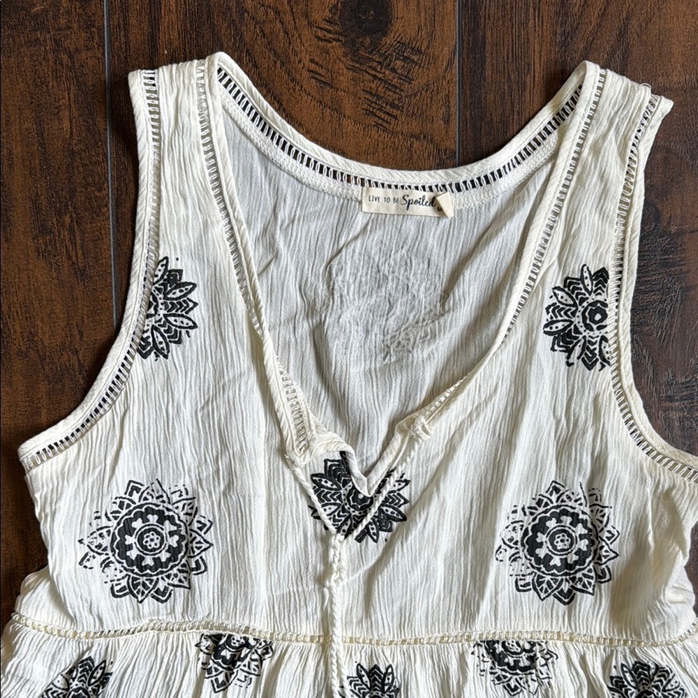 Live to be Spoiled top off white size M (F28) - Picture 3 of 6